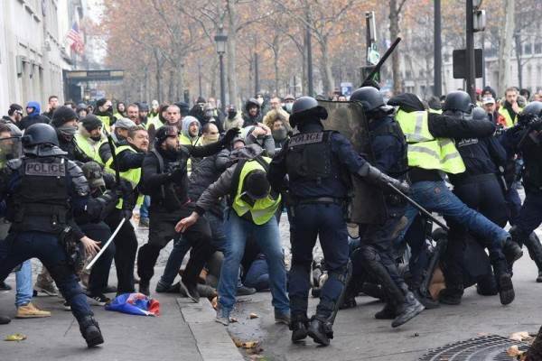 اعتقال 100 شخص جراء مواجهات بين الشرطة الفرنسية ومحتجين في باريس