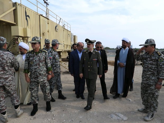 وزیر دفاع از مراکز نظامی و انتظامی منطقه آزاد کیش بازدید کرد