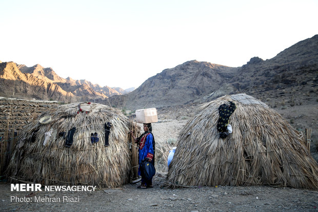 توزیع سبد کالا در روستاهای صعب‌العبور بلوچستان