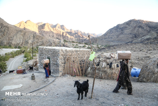 توزیع سبد کالا در روستاهای صعب‌العبور بلوچستان