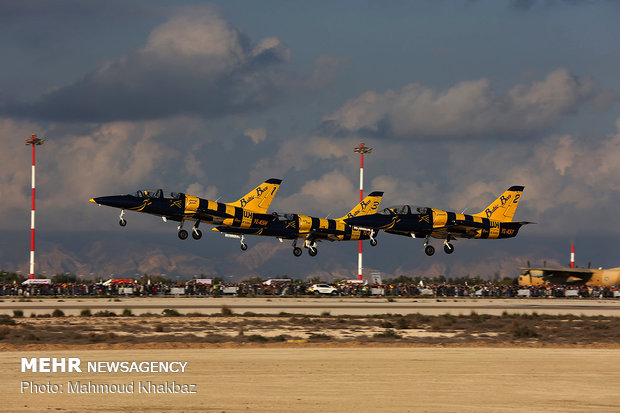 9th Iran Airshow: aerobatics display over Kish Island
