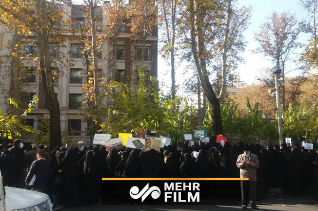 VIDEO: teachers rally in front of Tehran UN office in support of Yemenis