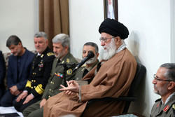 قائد الثورة يستقبل عددا من قادة القوة البحرية للجيش الإيراني
