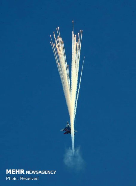 Fighter jets display aerobatics on 2nd day of Iran Airshow