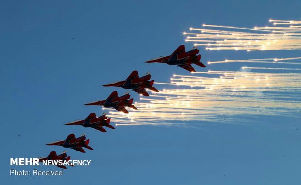 Fighter jets display aerobatics on 2nd day of Iran Airshow