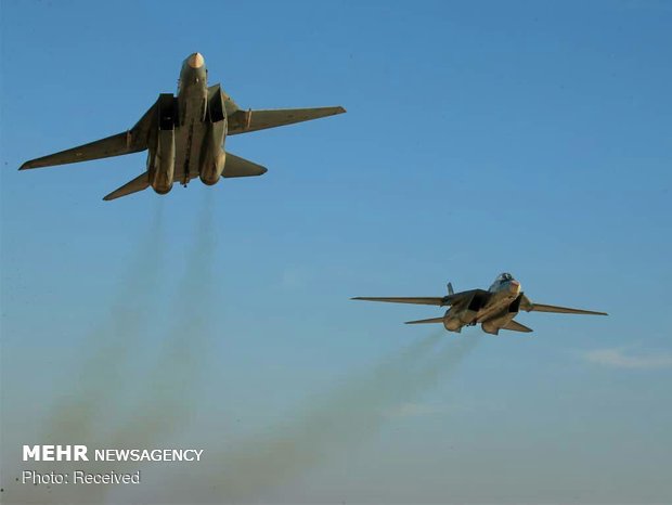 Fighter jets display aerobatics on 2nd day of Iran Airshow