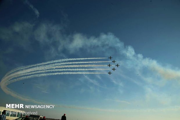 Fighter jets display aerobatics on 2nd day of Iran Airshow