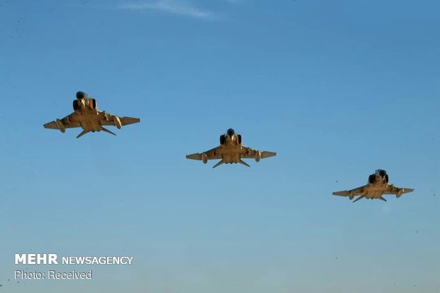 Fighter jets display aerobatics on 2nd day of Iran Airshow