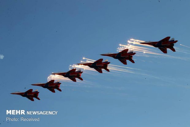 Fighter jets display aerobatics on 2nd day of Iran Airshow