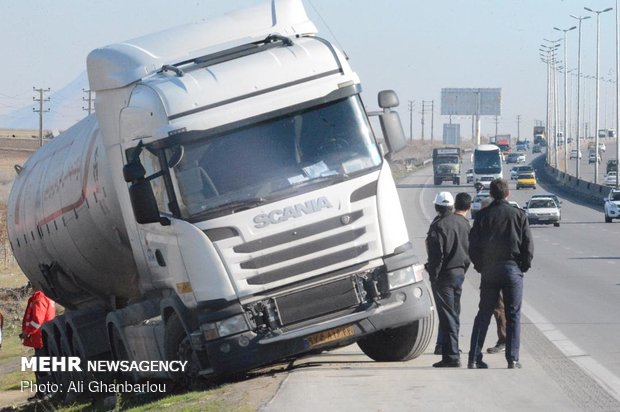 رفع خطر از تریلی حامل گاز آمونیاک در حال واژگونی