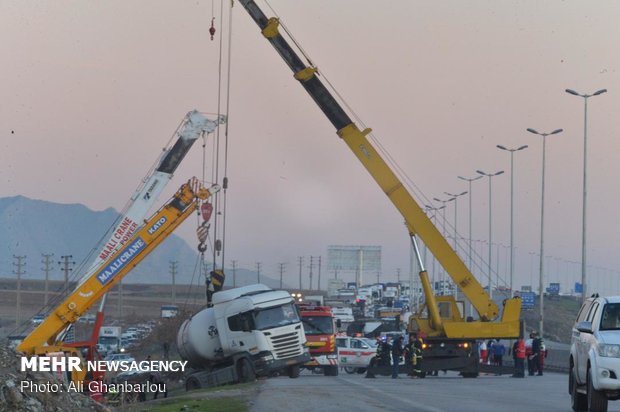 رفع خطر از تریلی حامل گاز آمونیاک در حال واژگونی