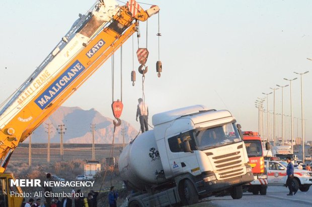 رفع خطر از تریلی حامل گاز آمونیاک در حال واژگونی