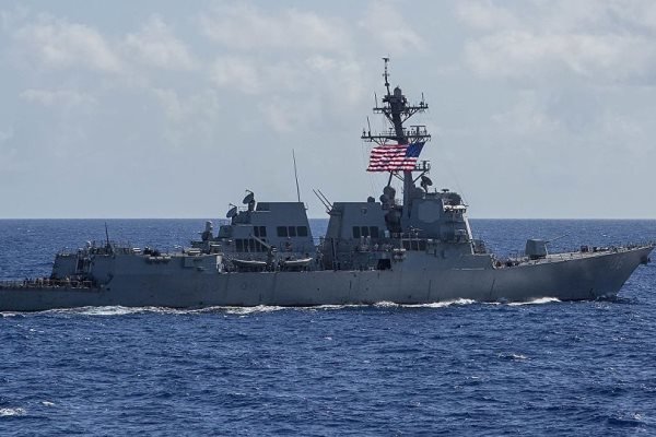 عبور ۲ کشتی آمریکایی از تنگه تایوان/ چین هشدار داد