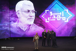 A Hashd al-Shaabi member Seyyed Abbas Musavi accepts the award for the Resistance Figure of the Year on behalf of his commander Abu Mahdi al-Muhandis. (Mehr/Maryam Kamyab)
