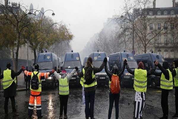 درخواست از پلیس فرانسه برای پیوستن به اعتراضات جلیقه زردها
