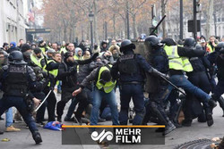فلم/ فرانسیسی پولیس کا مظاہرے میں شریک شخص پر تشدد