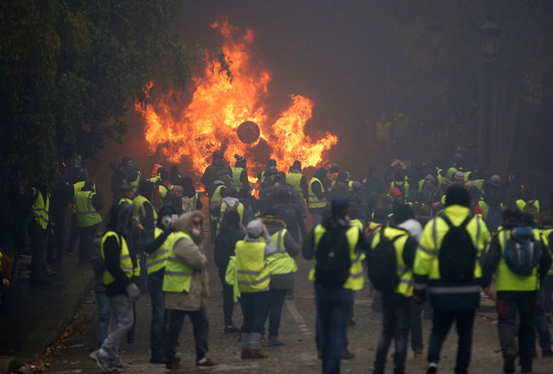 إحتجاجات اصحاب الستر الصفراء في باريس