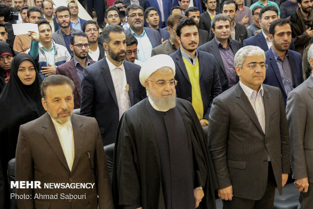 حضور روحانی در جمع دانشجویان استان سمنان