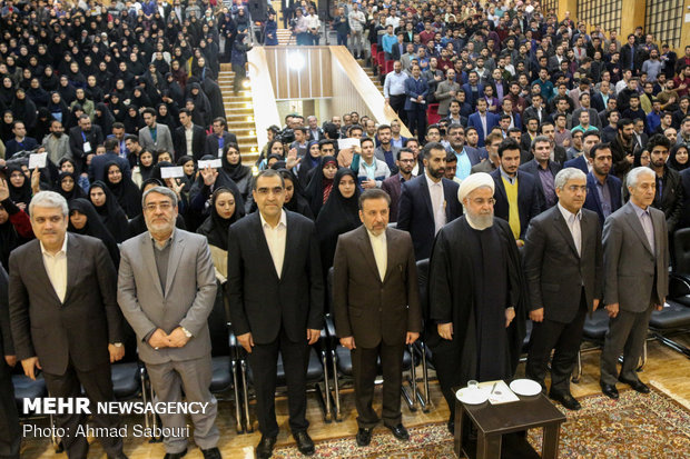 حضور روحانی در جمع دانشجویان استان سمنان
