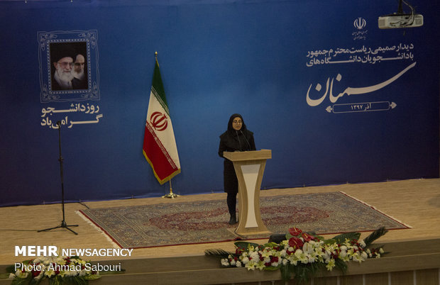 حضور روحانی در جمع دانشجویان استان سمنان