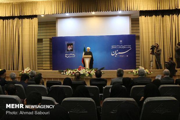 حضور روحانی در جمع دانشجویان استان سمنان