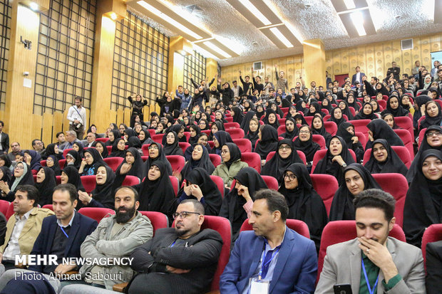 حضور روحانی در جمع دانشجویان استان سمنان