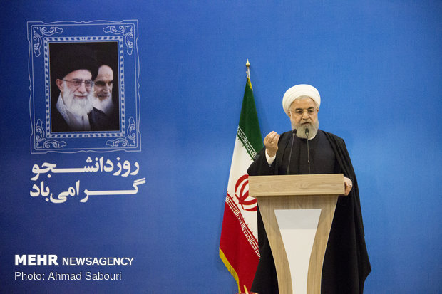 حضور روحانی در جمع دانشجویان استان سمنان