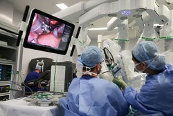 ربات های جراح عمل سزارین انجام می دهند