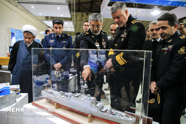 معرض إنجازات القوة البحرية التابعة للجيش الايراني / صور