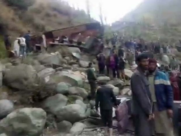 کشمیر میں مسافر بس کے گہری کھائی میں گرنے کے باعث 11 افراد ہلاک کشمیر میں مسافر بس کے گہری کھائی میں گرنے کے باعث 11 افراد ہلاک