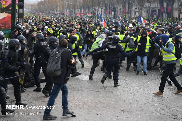 فرانس میں پرتشدد مظاہروں میں 30 افراد زخمی/ مظاہرین کا صدر سے استعفی کا مطالبہ
