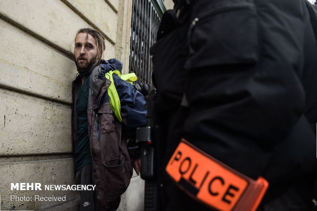 آماده‌باش ۸ هزار پلیس فرانسه و ۱۴ خودرو زرهی در مقابل جلیقه‌زردها