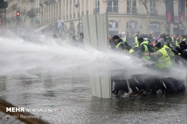 إستمرار حراك "السترات الصفراء" في شوارع باريس
