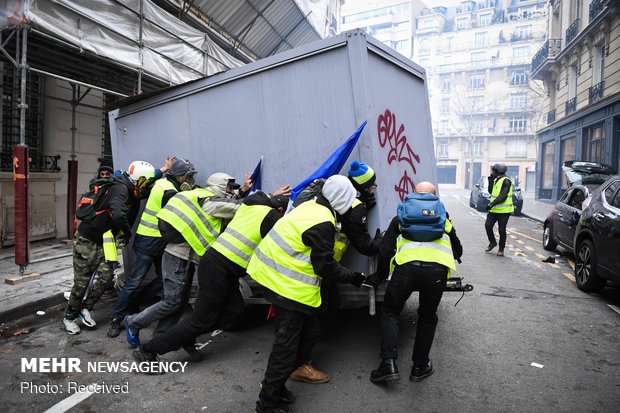 إستمرار حراك "السترات الصفراء" في شوارع باريس
