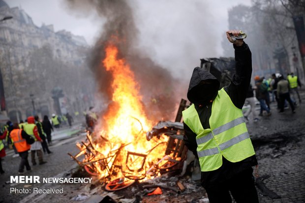 VIDEO: Cars set alight in Paris as 'Yellow Vest' protests continue