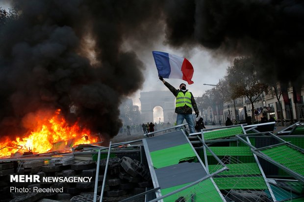 إستمرار حراك "السترات الصفراء" في شوارع باريس