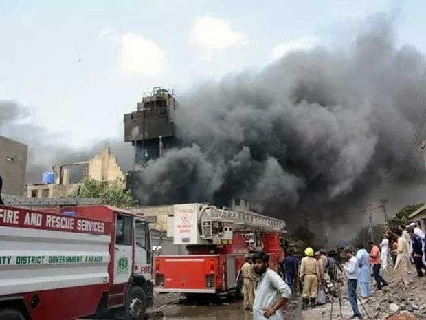 کراچی میں تولیہ فیکٹری آگ لگنے سے تباہ کراچی میں تولیہ فیکٹری آگ لگنے سے تباہ