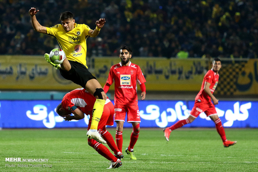 IRNA English - Sepahan, Padideh playing football