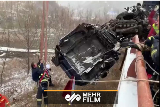 فلم/ چین میں زمین اور ہوا کے درمیان معلق ڈرائیور کی نجات کا لمحہ