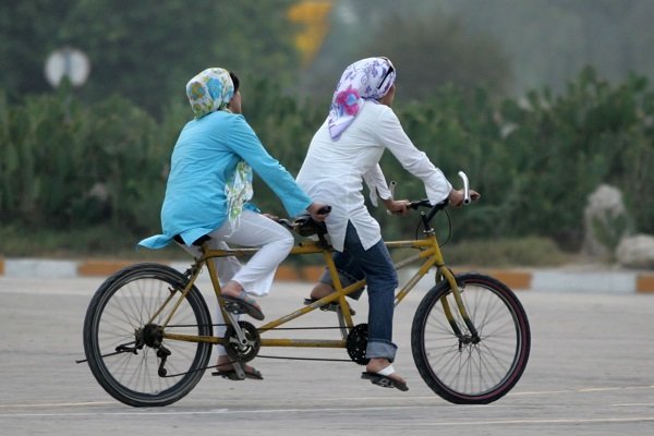 مشروع قيادة الدراجة الهوائية في إيران "عصفورين بحجر واحد"
