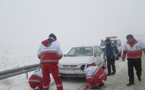 امداد رسانی به مسافران گرفتار در برف محورهای خراسان رضوی