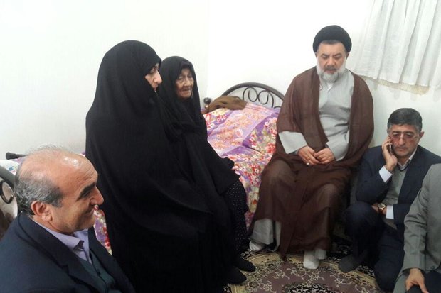 آیت‌الله میرعمادی با خانواده شهید «محمد مهدی سپندیانی» دیدار کرد