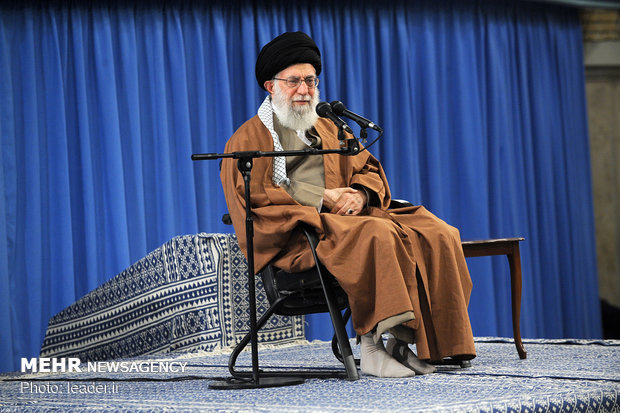 استقبال قائد الثورة الاسلامية لأسر الشهداء