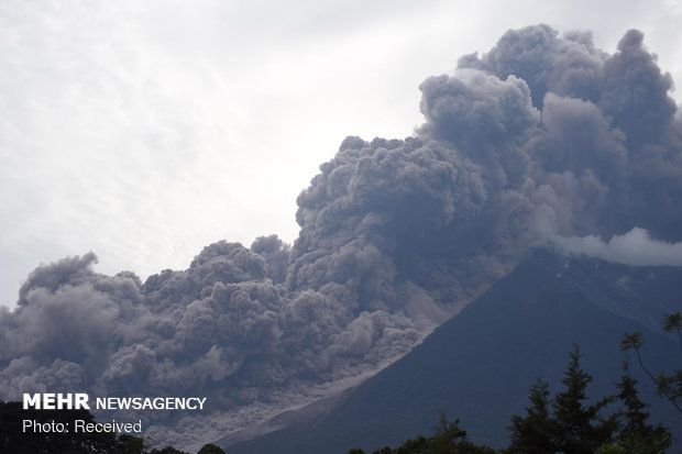 انڈونیشیا میں آتش فشاں سے پھر راکھ کا اخراج شروع ہوگیا