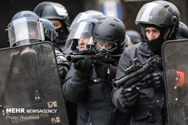 فرانسیسی پولیس کا صحافیوں پر وحشیانہ حملہ