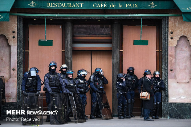 ادامه درگیری پلیس فرانسه با جلیقه زردها