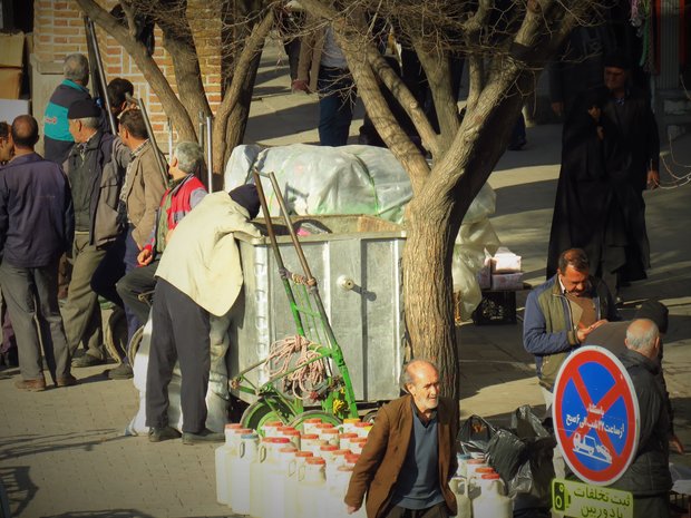 با احتیاط آشغال بریزید زباله‌گردها مشغول کارند