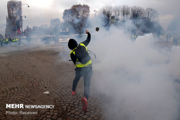 پلیس فرانسه به تظاهرات‌کنندگان در پاریس یورش بُرد