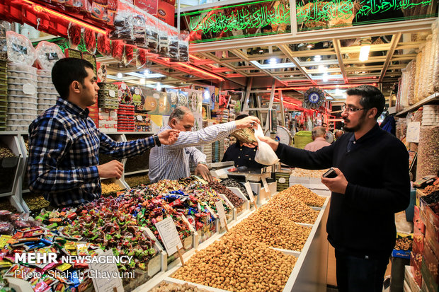 Iranians preparing for Yalda Night