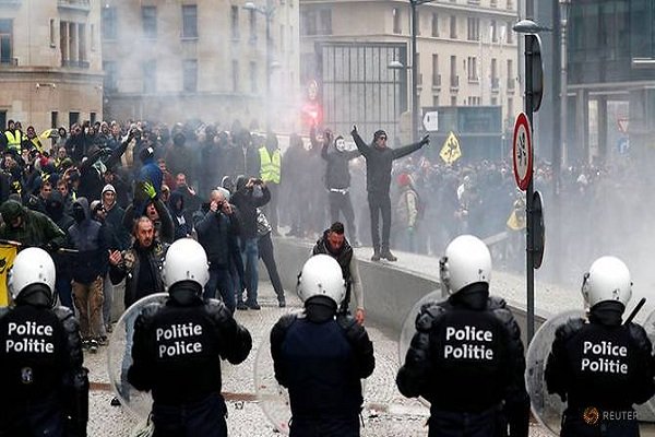 پلیس بلژیک به معترضان کرونایی با گاز اشک‌آور حمله کرد